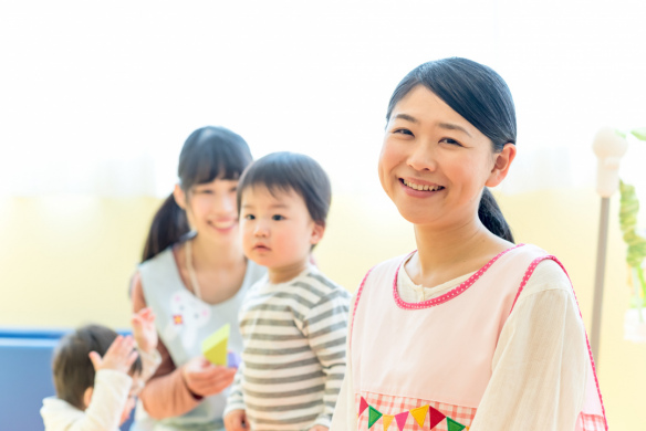 【認可保育園の保育士】「綾瀬駅」徒歩4分、年間休日125日、家族の笑顔があふれる幸せの創造を目指す園
