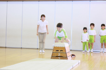 【幼稚園の幼稚園教諭】「服部天神駅」徒歩10分、賞与あり、温かい保育、年間休日120日