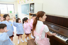 【認可保育園の保育士】「秦野駅」徒歩4分、遊びながら学ぶ保育