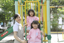【幼稚園の幼稚園教諭】土日祝休み、時短勤務OK、大型遊具で思いっきり遊べる環境