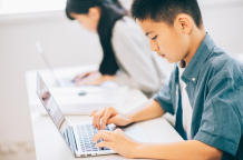 【放課後等デイサービスの児童指導員、保育士】月給24万円～、子ども達が笑顔で過ごせるようサポート
