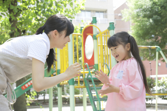 【認可保育園の保育士】「藤沢駅」徒歩12分、年間休日123日、外遊び中心に子どもたちの遊びと学びをサポート