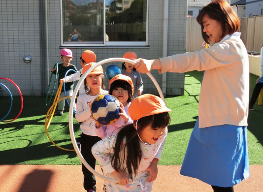 「大阪梅田駅」徒歩1分、福利厚生充実、子ども達が自分らしく・自ら伸びる力を育む