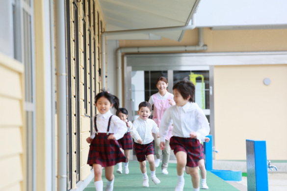 【認定こども園の保育教諭】「中佐世保駅」徒歩1分、のびのびとした環境で保育