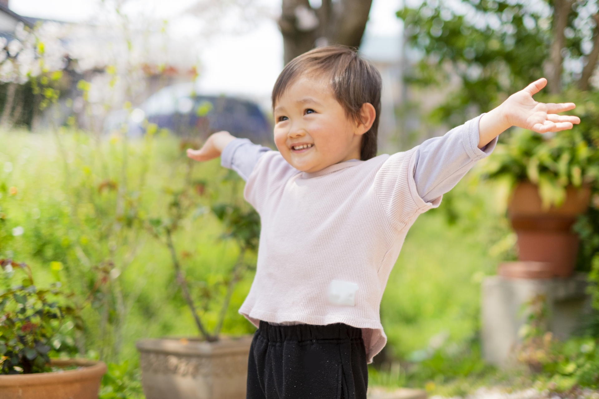 保育園で春遊びをしよう！ねらいや戸外・室内でできるアイデア | お