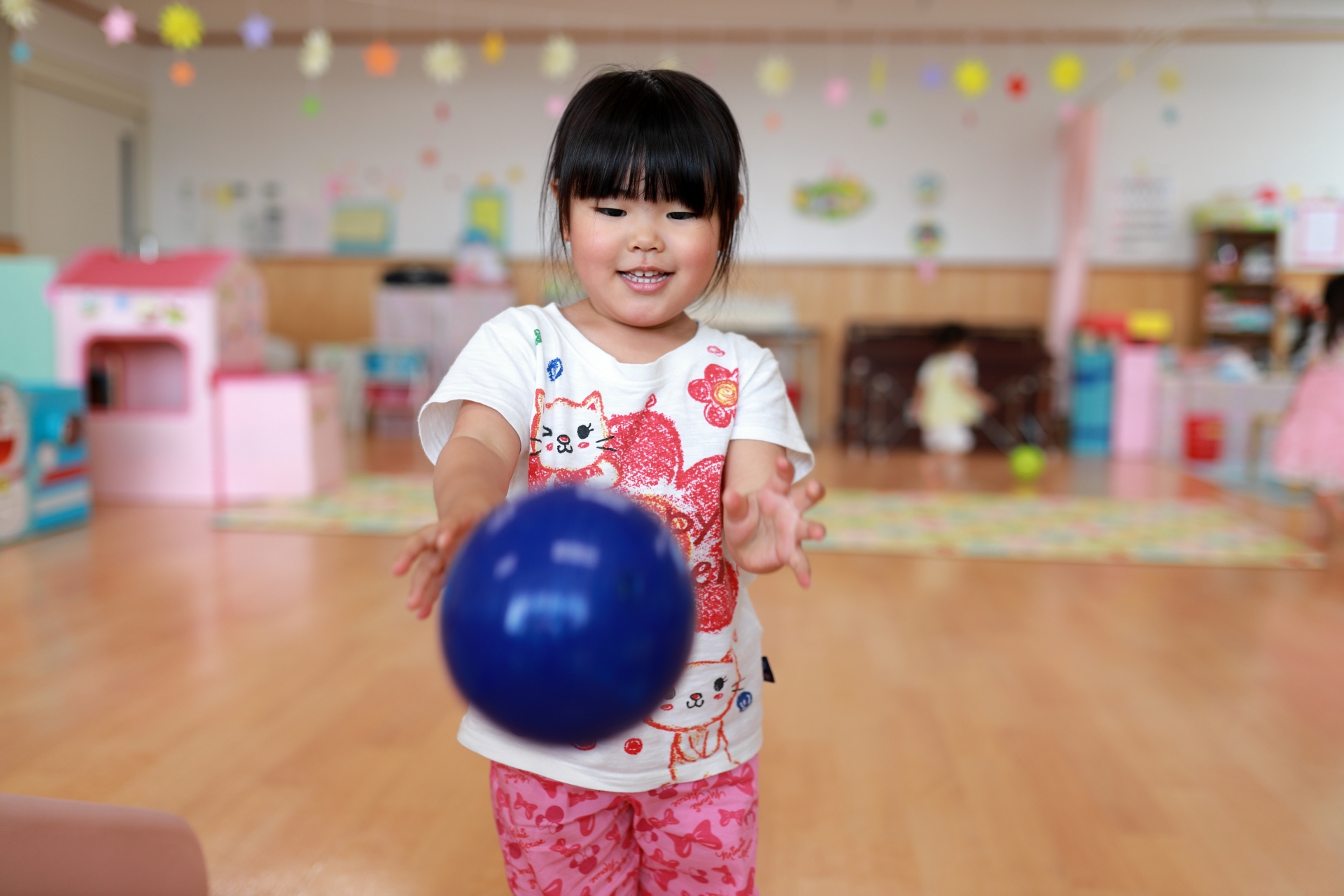 保育園でボール遊びをしよう ねらいや年齢別のおすすめの遊び方 お役立ち情報 保育求人ラボ